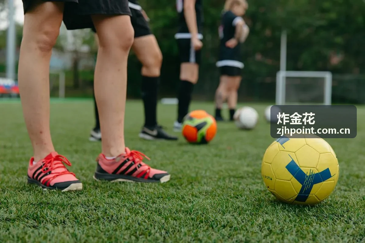 炸金花朋友聚会桌面交流场景